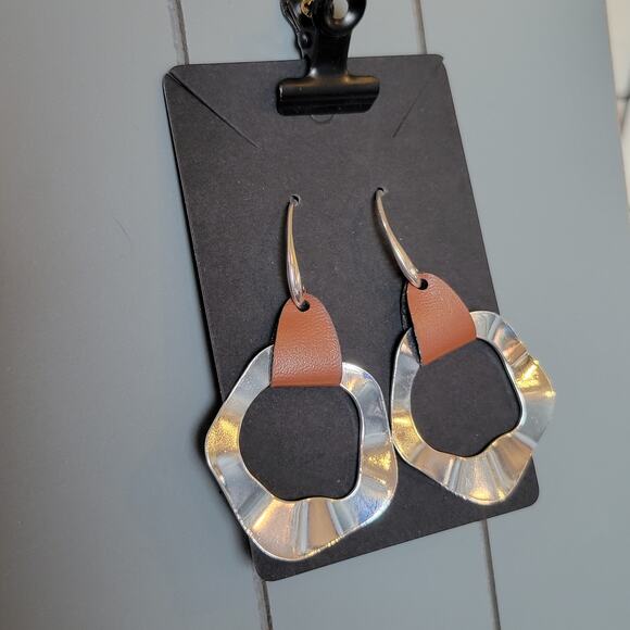Modern Hammered Silver Tone & Brown Leather Drop Earrings Statement Boho Chic - Picture 6 of 9
